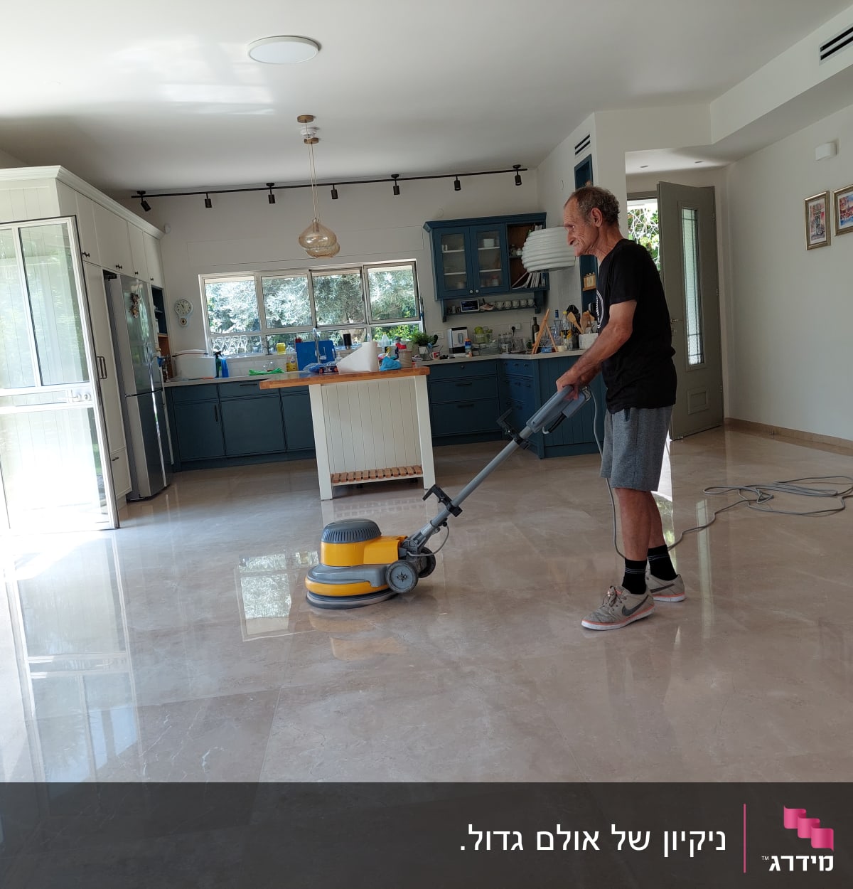 אדם מנקה רצפה עם מכונת פוליש חשמלית